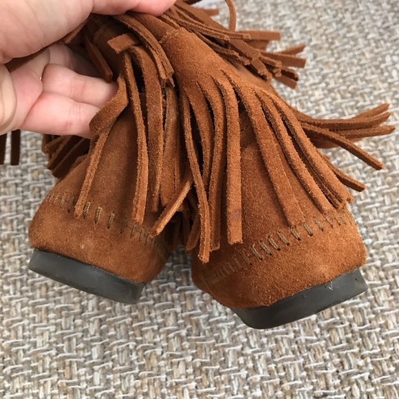 Minnetonka Brown Three Layer Fringe Moccasin Boot - Picture 8 of 9